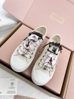 飞机盒版本 普通版本代购级Miumiu25年最新走秀款拼色帆布鞋 经典升级 舒适度与时髦度并存经典黑白款百搭软底软面设计♀透气性好，随便怎么穿都好看，设计搭配不