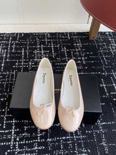 代购级 Repetto 25Ss 春夏 平底芭蕾舞鞋 单鞋 鞋头和鞋垫里面 上脚脚感舒适显瘦 配啥啥好看哈！仙女们冲 限量款 鞋面：进口漆皮 内里垫脚：羊皮 鞋