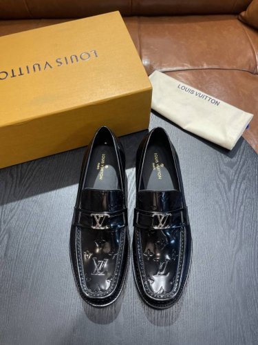 l家 Size:39-44 38.45定做 原单Lv官网男士休闲皮鞋，顶级原单复刻，采用进口开边珠小牛皮／经典老花，极强质感，小牛皮透气内里，原版大底，防滑耐磨
