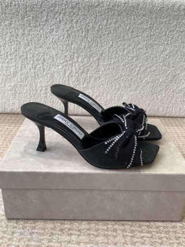 早春水晶钻扣凉鞋 拖鞋Jimmy Choo 周仰杰25春夏系列 重逢惊艳 优雅邂逅 碰撞之美 时尚国外博主同款街拍推荐 造型大胆别致 小羊皮鞋面 搭配钻扣 时髦