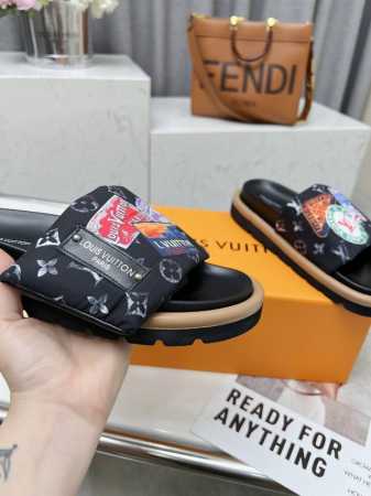 冲量价: P230Louis Vuitton路易威登春夏新款拖鞋火爆上市，1:1高级定制，秒杀一切仿品，原版开模Logo装饰，既时尚又美观，面料:进口压花牛皮， - 点击图像关闭