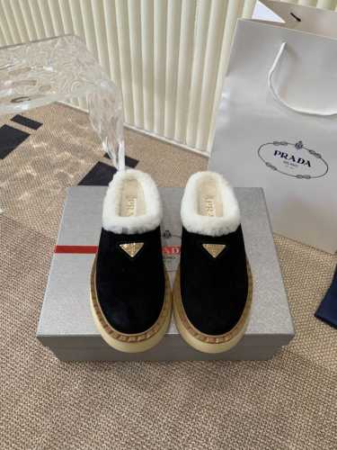 Prada 普拉达羊毛雪地鞋 24秋冬最新款雪地靴！羊毛领口上下呼应设计！勾勒出普拉达品牌logo 凸显高端大气！采用澳洲进口羊皮毛内里，冬季保暖效果超赞 码数
