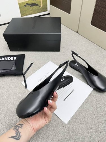 高品质出厂 Jilsander 24春夏极简主义平底圆头后空凉鞋单鞋 市面顶级原单版，Zp对比做货，所有细节都跟柜上一致：包括鞋面皮料，鞋垫内里皮料、刻印Log