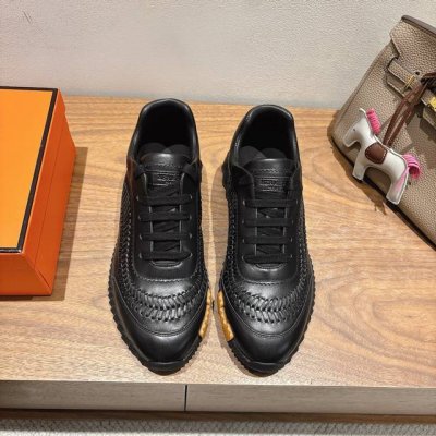 实价： Herme S Ss25 New Arrival～ 专柜大热情侣款，H家配货首选鞋履！ 是爱马仕经典款 每一季都会出很多颜色 绝对是最值得买的配货之一