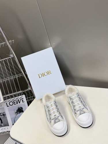 Dior迪奥秋冬最新走秀款休闲厚底布鞋 专柜一鞋难求 金智秀同款超多网红明星种草 上脚炒鸡百搭、太古汇正品购入开发 高端定制鞋面材料、3D电绣纹立体布面，真羊毛
