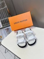 lv 路易威登春夏最新凉鞋硬货上新 Bs代购级别！高级感十足！国内外博主刷爆的一款，复古又时髦 上脚美炸了！官网主推款★ T 鞋面：原版小牛皮 内里: 进口混种