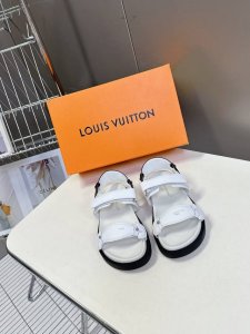 lv 路易威登春夏最新凉鞋硬货上新 Bs代购级别！高级感十足！国内外博主刷爆的一款，复古又时髦 上脚美炸了！官网主推款★ T 鞋面：原版小牛皮 内里: 进口混种