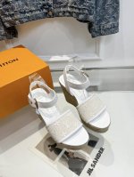 出厂 Louis Vuitton 最新走秀款厚底凉鞋 香港原版购入一比一开模 今年的款式比去年增加了新原素 显得更为大牌 皮面款采用原版小牛皮 内里垫脚全羊皮