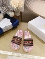 出厂价p 女装女鞋 运动原单 dir最新颜色经典款拖鞋 立体感刺绣设计上迪奥Logo点缀 简单大方 超好看超百搭 上脚非常柔软 颜色清爽 鞋面:进口电绣材料 内