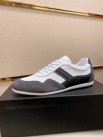 工厂价 Prada～普拉达 潮流新款上市 官网同款 专柜品质 原版搭配 精选头层小牛皮搭反绒牛皮面料。舒适透气羊皮内里 做工精细 用料上层 100%纯牛皮打造 - 点击图像关闭