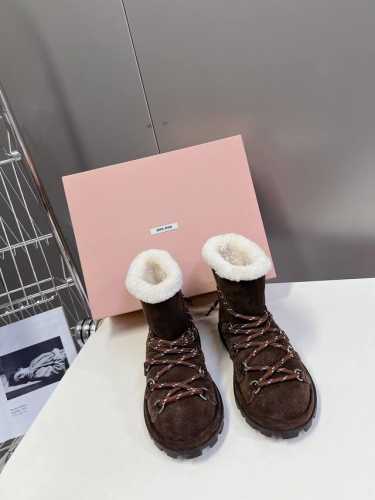 MiuMiu 缪缪秋冬最新走秀款 绑带羊毛小短靴雪地靴毛毛鞋 经常出现在各大时装杂志封面 各路明星、小红书博主都有钟爱 搭配绑带设计更显优雅，上脚尤为惊艳到你的
