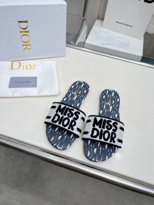 橙子出厂价 迪奥 Miss Dior系列平底拖鞋 字母刺绣logo拼色一字拖鞋 经典上乘美艳力作 dior专柜最火春夏系列 兼备气质 时尚 经典耐看的设计风格