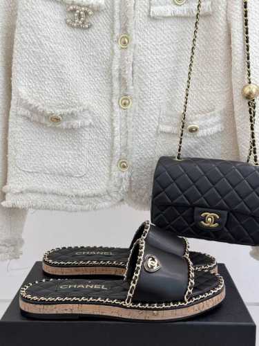 厂价 Chane*｜小香25C春夏新品度假 厚底链条双C爱心凉拖拖鞋 这一季度假凉拖系列真的超美 搭配链条双C五金装饰 简约百搭 上脚超级美的 怎么看怎么好看