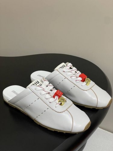 miumiu 缪缪 25Ss早春新款 走秀新款一脚蹬懒人鞋 德训鞋 阿甘运动鞋 官方春夏走秀新款 时髦百搭 即可咸又可甜 一点也不磨脚 暴走神器 无论光脚穿还是