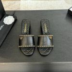 25Ss春夏新款Chanel小香爱心链条一字凉拖鞋 一字拖鞋夏天的标配 经典的一字拖居然能做到这么好看 香奶奶的穿皮链条果然很不一般！就有这种慵懒又富贵的感觉！