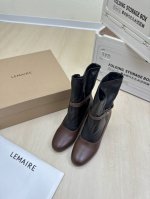 褶皱 方跟靴Lemaire 来自法国巴黎 设计师品牌 女鞋 头层牛皮 真皮包跟 档次满满 棕配黑 褶皱设计 延伸。 将肌肤分割成块面，有着若隐若现的魅力。 弹力