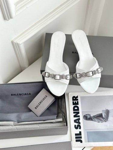 顶级版本 钻扣 280 Balenciag*巴黎世家新款金属铆钉机车风高跟拖鞋！ 辣妹必备，鞋面定制进口牛腊皮跟原版面料一模一样，内里垫脚均为羊皮，做旧铆钉设计