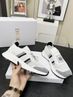 这款 Run'n'dior 运动鞋是二零二五秋季系列新品，以优雅时尚的造型重新演绎运动风格。鞋面采用白色和黑色网眼织物精心制作，鞋带和鞋跟饰以Christian