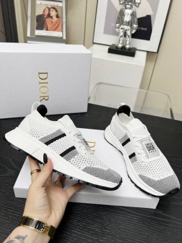 这款 Run'n'dior 运动鞋是二零二五秋季系列新品，以优雅时尚的造型重新演绎运动风格。鞋面采用白色和黑色网眼织物精心制作，鞋带和鞋跟饰以Christian