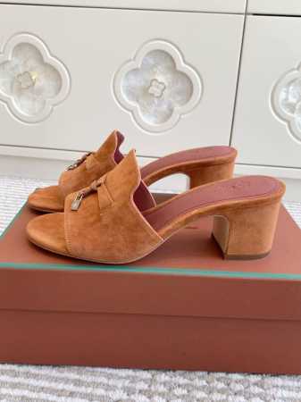 平底 粗跟 代购级 Loro piana Summer Charms Ser LP女士凉鞋拖鞋产品详情：这款绒面羊皮革凉鞋搭配饰有Loro Piana My C - 点击图像关闭
