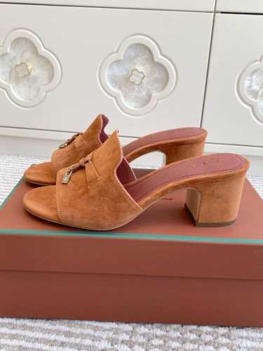 平底 粗跟 代购级 Loro piana Summer Charms Ser LP女士凉鞋拖鞋产品详情：这款绒面羊皮革凉鞋搭配饰有Loro Piana My C