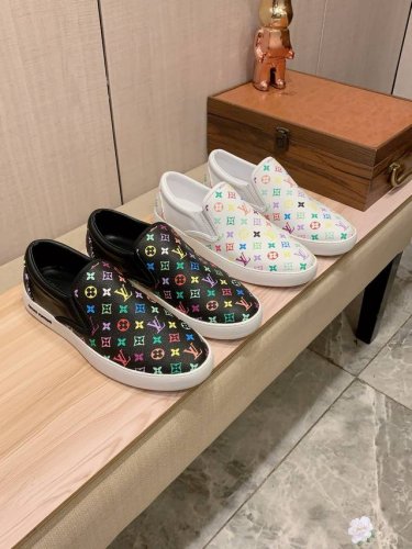 新款: 厂价 Lv* 最新爆款休闲鞋，顶端品牌 奢侈～代购，顶级～质量。 鞋面選用进口透气牛皮制作材质透气羊皮垫脚 精细做工。原版个性时尚柔软橡膠耐磨防滑大底，