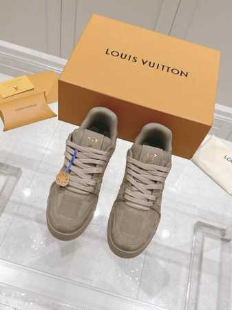 顶级版本：情侣款 Lv 路易威登L家 驴牌 Trainer系列 情侣款 休闲 运动鞋 滑板鞋 原版购入开发 做货 本款 Lv Trainer 运动鞋为丹宁布铺陈 - 点击图像关闭