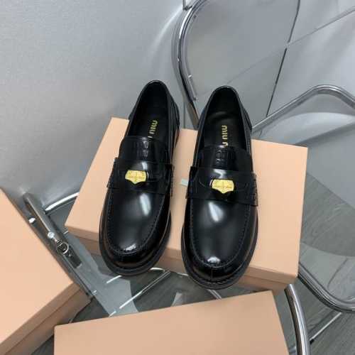 工厂P直销 女鞋 女装 女鞋工厂P Miumiu 秀款！22Aw招财硬币便士乐福鞋上世纪50年代，乐福鞋搭配制服，风行美国校园。学生为抗议校内着制服的规定，便将