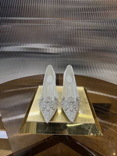 独家顶级版 R C 2025S重工Rc Veneziana系列，网纱蕾丝宝石尖头女士婚鞋单鞋 商品描述：细致的蕾丝刺绣鞋面，搭配复古多彩的水钻及宝石，营造不同的