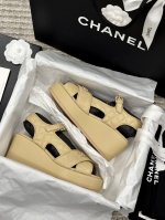 出厂价 Chanel香奈尔 C家小香23Ss新款坡跟露趾高跟凉鞋 顶级专柜品质，上脚那一刻还是不要超级惊艳所有材质都根据原版定制！ 鞋面：进口头层小牛皮 进口小