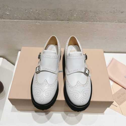 出厂 独家顶级 miumiu缪缪2024春夏新款英伦风系带乐福鞋MiuMiu秀场适当“邋遢”来自Miu Miu系列的细节特写 NewBalance530以双色鞋