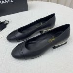 chanel 小香珍珠鞋跟单鞋！新一季必入款！这款芭蕾平底鞋，以香家标志性的双C饰扣搭配珍珠珍饰以后跟，淑女复古风格让人着迷！上脚精致百搭！ 面料原厂定制的小羊