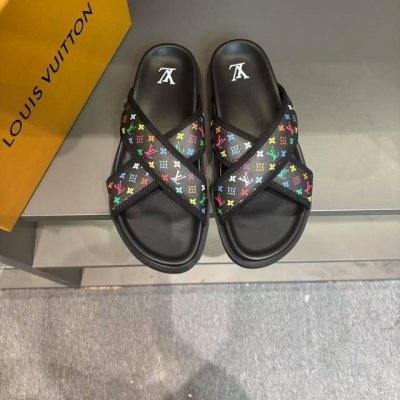 码数38-46 L.V 驴家高端男士夏季拖鞋， 经典老花系列，一字带宽松设计，别致的色彩拼接效果，个性鲜明，时尚潮流穿搭必备款式，轻盈舒适。轻质韧性橡胶内底，微