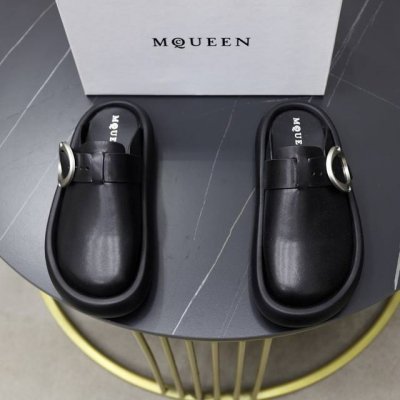 出厂价Pp： 品牌：麦昆 标准码：38-44 45订做 等级：官网同款 材料：原版皮料设计 原版轻便耐磨成型大底 款式类别：男士时尚凉拖鞋 尊贵奢侈品大牌元素
