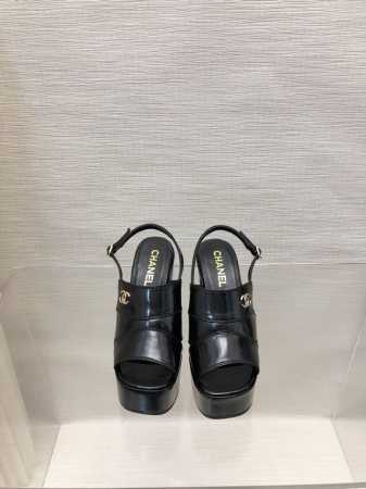 Chanel 23Ss新款小香书包扣玛丽珍中空凉鞋 可可爱爱的玛丽珍，全网专柜都爆了，复古又摩登的少女气息满满，上脚超显瘦～ 鞋面：小羊皮 拼漆皮头 内里：羊皮 - 点击图像关闭