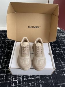 代购级 alo25S 春夏新款 厚底舒适 情侣款 休闲 运动跑步瑜伽鞋 alo比耐克更懂女生 上脚超级百搭 而且超级舒适 是厚底款但是上脚一点都不沉重 非常轻便