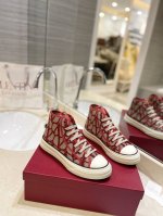Valentino V家专柜最新款 V标志高帮情侣款运动鞋， 欢迎对比 舒适好穿楦型与专柜一致。Tpu组合大底 女：标准码35-40 41.42 定制 男：标准