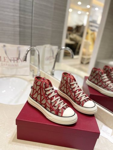 Valentino V家专柜最新款 V标志高帮情侣款运动鞋， 欢迎对比 舒适好穿楦型与专柜一致。Tpu组合大底 女：标准码35-40 41.42 定制 男：标准