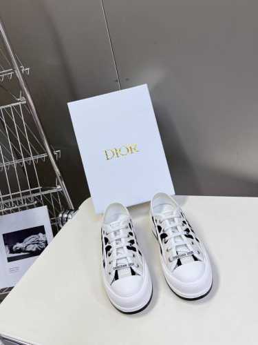 Dior迪奥春夏最新走秀款休闲厚底布鞋 专柜一鞋难求 金智秀同款超多网红明星种草 上脚炒鸡百搭、太古汇正品购入开发 高端定制鞋面材料烫钻、3D电绣纹立体布面，牛