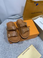 情侣款 Louis Vuitton 顶级版本最新走秀款平底百搭 香港原版购入一比一开模 本款Sienna百搭为拉菲草刺绣Lv字母和Monogram花卉，与进口羊