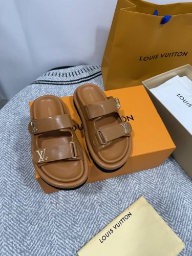 情侣款 Louis Vuitton 顶级版本最新走秀款平底百搭 香港原版购入一比一开模 本款Sienna百搭为拉菲草刺绣Lv字母和Monogram花卉，与进口羊