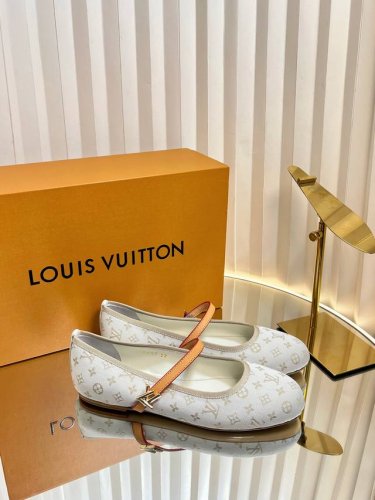 顶级版本Lv 驴家 25Ss 丹宁牛仔太好看了 很少做Lv家的单品 原版购入 用心开发 鞋跟都是开模定制 最新色系芭蕾舞鞋多彩多色 老花配搭单宁的棕色皮质 也太