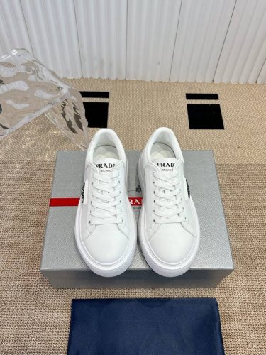 prada 普拉达小白鞋 p家时尚小白鞋 重版推出 高品质出货 优雅大方 上脚舒适 超级经典 上脚超轻超级舒适面料 丝稠牛皮 内里 水染羊皮内里 真皮垫脚大底