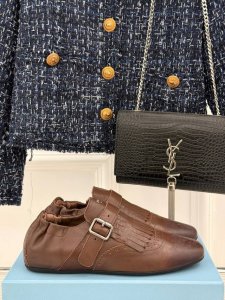 厂价半拖 乐福鞋 Prada 普拉达25Ss新品复古 走秀流苏乐福鞋半拖鞋系列 流苏搭配雕花工艺设计 网红Ins热捧 复古又时尚 上脚非常舒适又百搭！ 鞋面采用