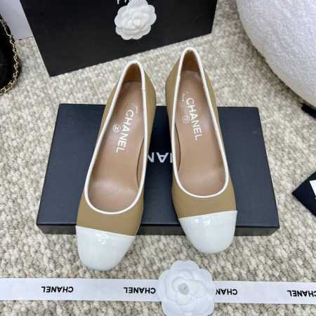 出厂360 Chanel 25C早春玛丽珍单鞋系列 这一季的鞋子都很棒耶！ 纯黑色玛丽珍上脚很舒服鞋面皮质也很软，不用担心会磨脚。兔耳朵也好可爱，使用黑白拼色设 - 点击图像关闭