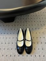 顶级版本 chane* 小香圆跟单鞋 24ss 早秋系列火爆上新 这一季香家小爆款！真的一眼爱了，经典拼色完美搭配！ 跟做的非常特别，带有小香Logo！ 真的超