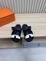 顶级版本 Hermes 爱马仕火到不行的情侣款二舅拖 猪鼻子夹角凉鞋拖鞋,搭配各种彩色袜子，潮爆了！ 鞋面：进口牛皮 羊京皮 布面 掌纹皮 内里：进口牛皮 羊皮