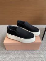 Miu Miu 缪缪 春夏新款 厚底帆布休闲鞋 顶级版本极具辨识度的鞋舌，上脚超级阳光青春！少女味十足，能把休闲鞋打造的如此甜美，只有Miu才能做到了，上脚气场