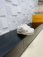 顶级版本 lv Trainer 运动鞋 重新演绎经典 Lv Trainer 运动鞋 Monogram 牛仔布鞋面搭配小牛皮革饰边 展现高雅艺术和前卫潮流的相遇