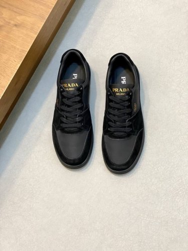 prad*普拉达2025新品男士高端运动鞋，这款运动鞋时尚百搭，简洁现代，融合运动风格和精致细节。选用皮革材质打造，搭配橡胶鞋底，鞋舌压印字母徽标，标志性的涂珐